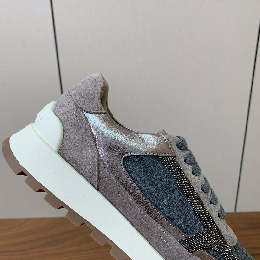 【Brunell* Cucinell*】休闲运动鞋。鞋面采用进口牛绒，牛皮。纯手工串联珠链配饰！内里垫脚