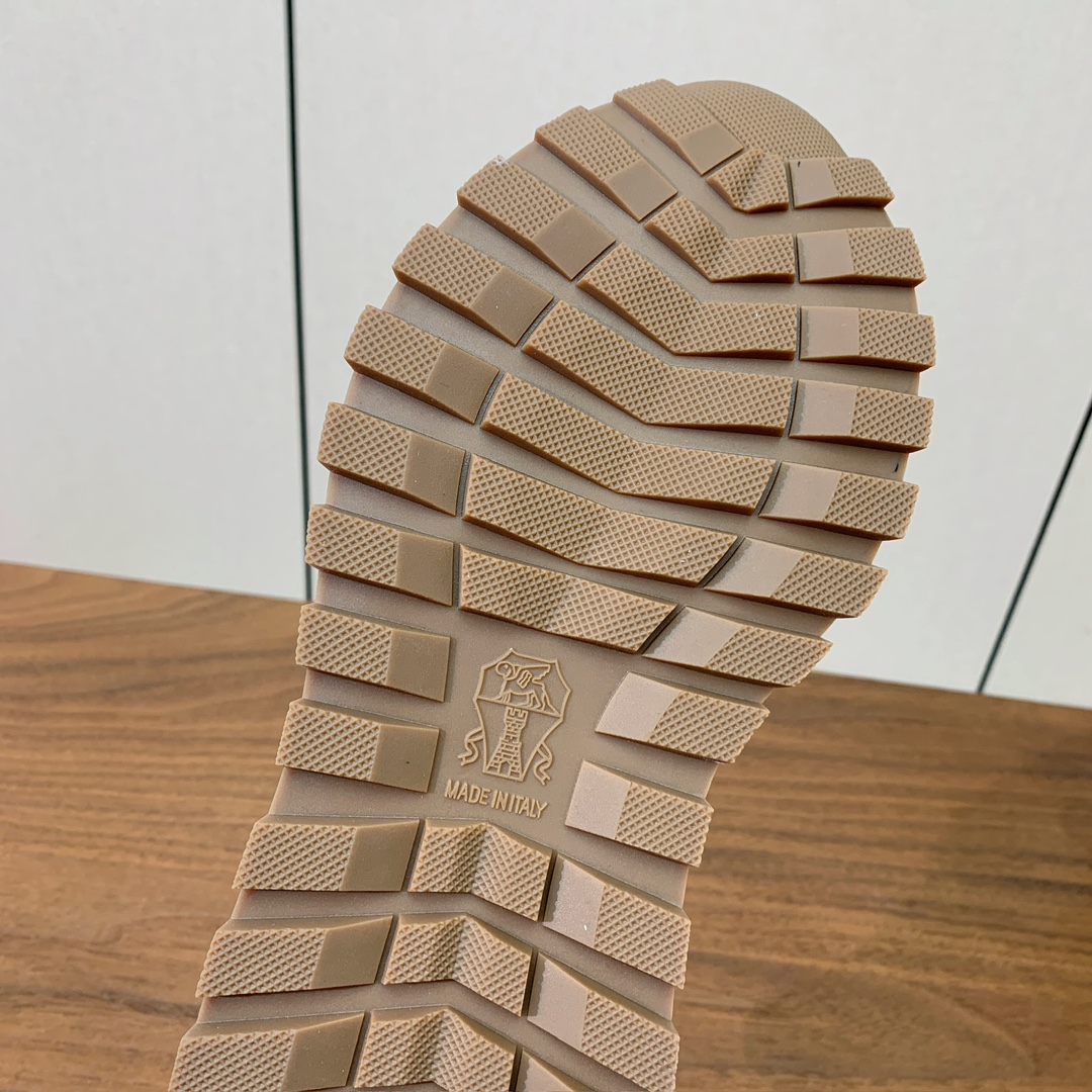 【Brunell* Cucinell*】休闲运动鞋。鞋面采用进口牛绒，牛皮。纯手工串联珠链配饰！内里垫脚