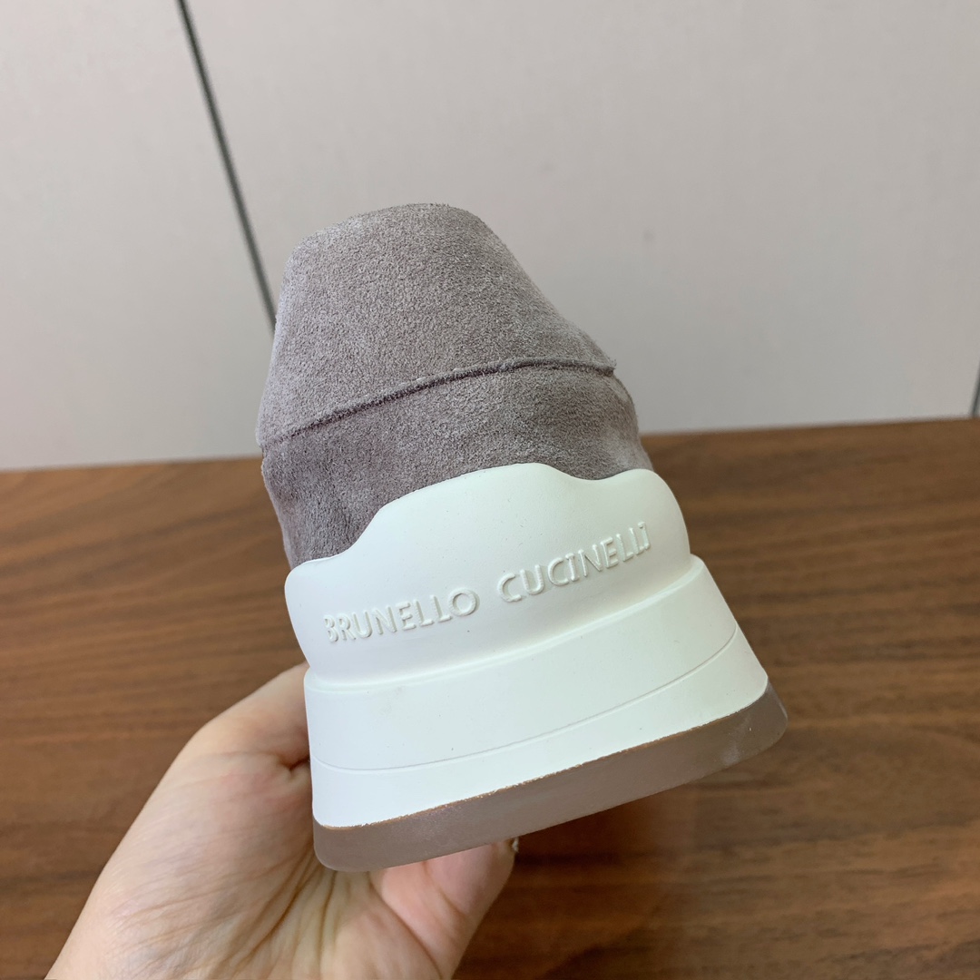 【Brunell* Cucinell*】休闲运动鞋。鞋面采用进口牛绒，牛皮。纯手工串联珠链配饰！内里垫脚