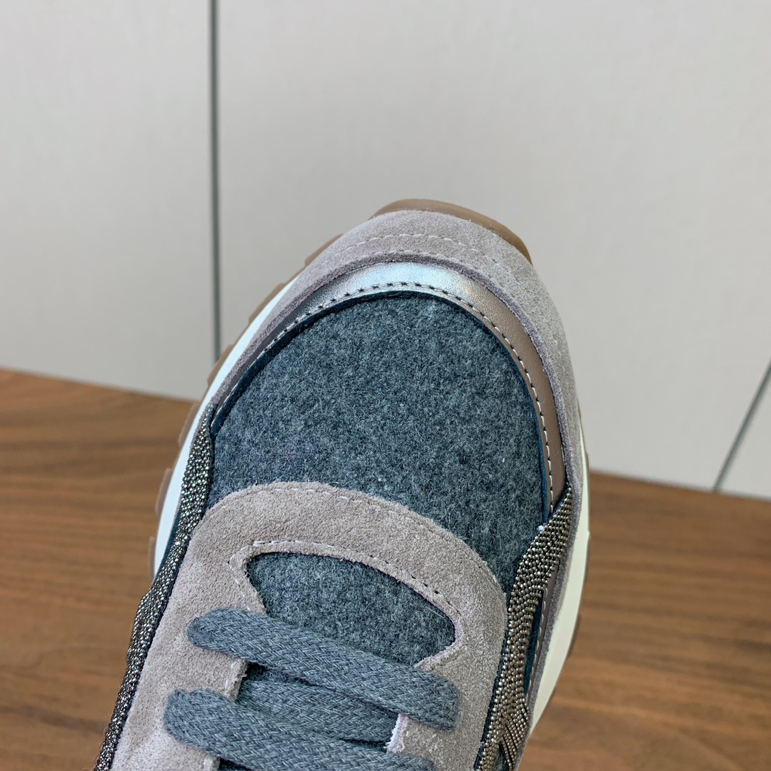 【Brunell* Cucinell*】休闲运动鞋。鞋面采用进口牛绒，牛皮。纯手工串联珠链配饰！内里垫脚