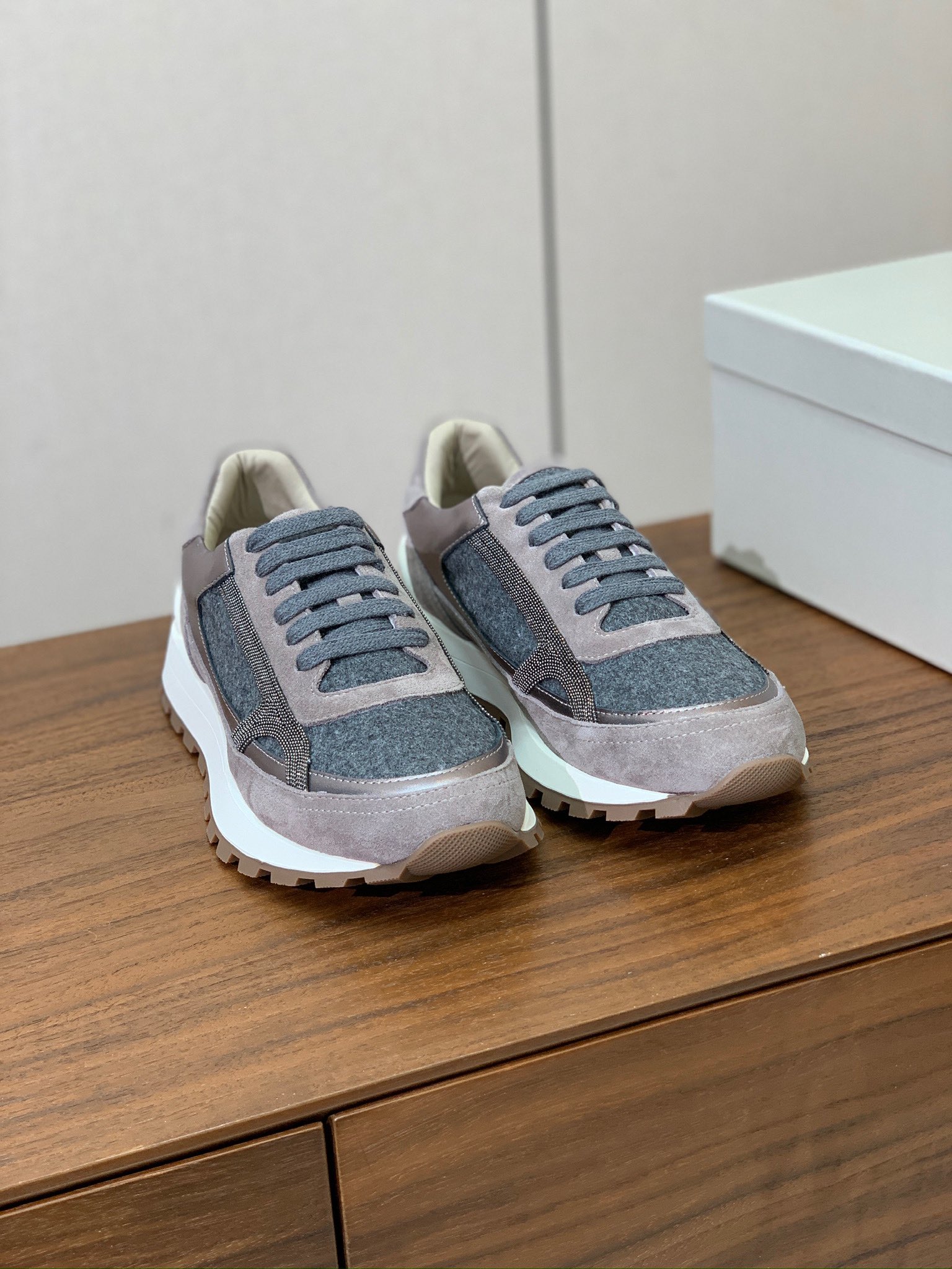 【Brunell* Cucinell*】休闲运动鞋。鞋面采用进口牛绒，牛皮。纯手工串联珠链配饰！内里垫脚