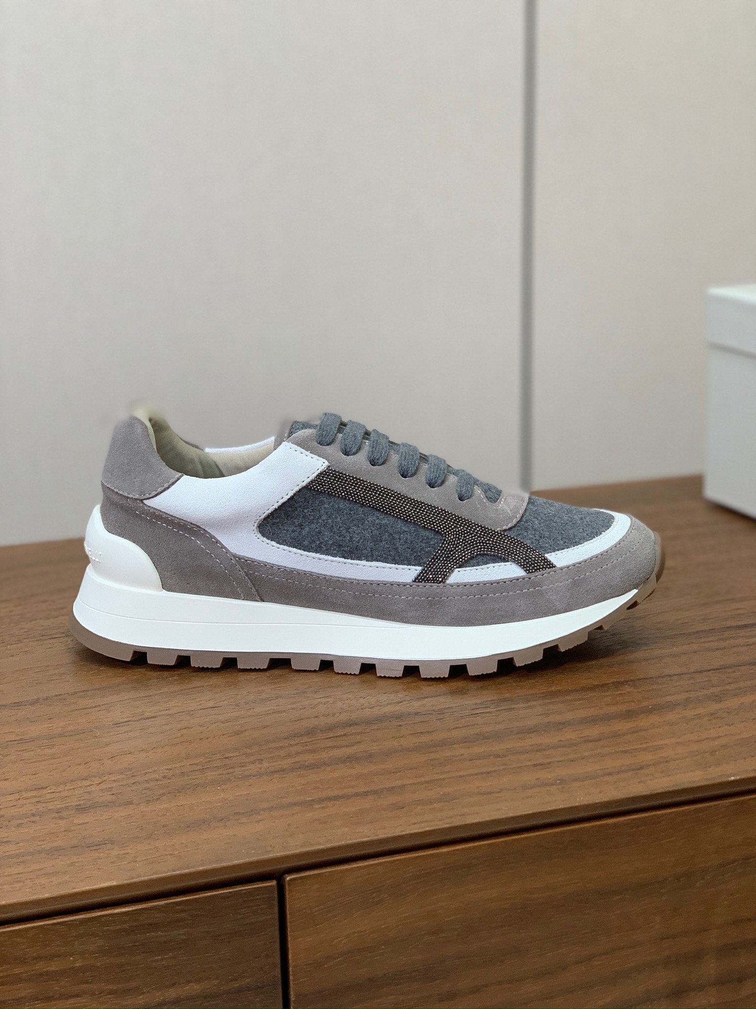 【Brunell* Cucinell*】休闲运动鞋。鞋面采用进口牛绒，牛皮。纯手工串联珠链配饰！内里垫脚