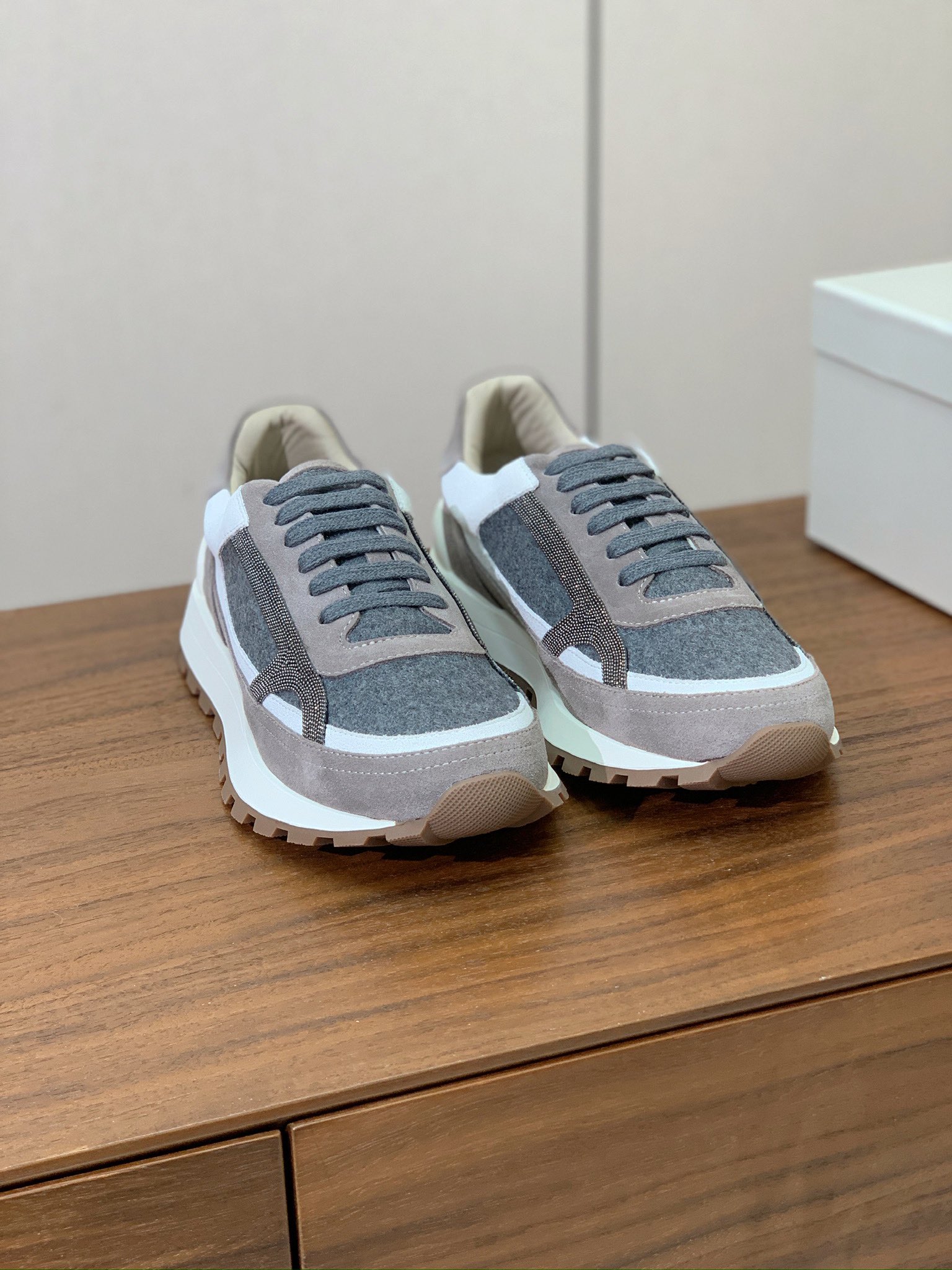 【Brunell* Cucinell*】休闲运动鞋。鞋面采用进口牛绒，牛皮。纯手工串联珠链配饰！内里垫脚