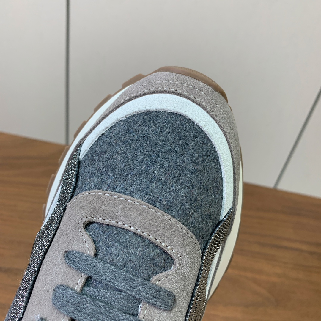 【Brunell* Cucinell*】休闲运动鞋。鞋面采用进口牛绒，牛皮。纯手工串联珠链配饰！内里垫脚