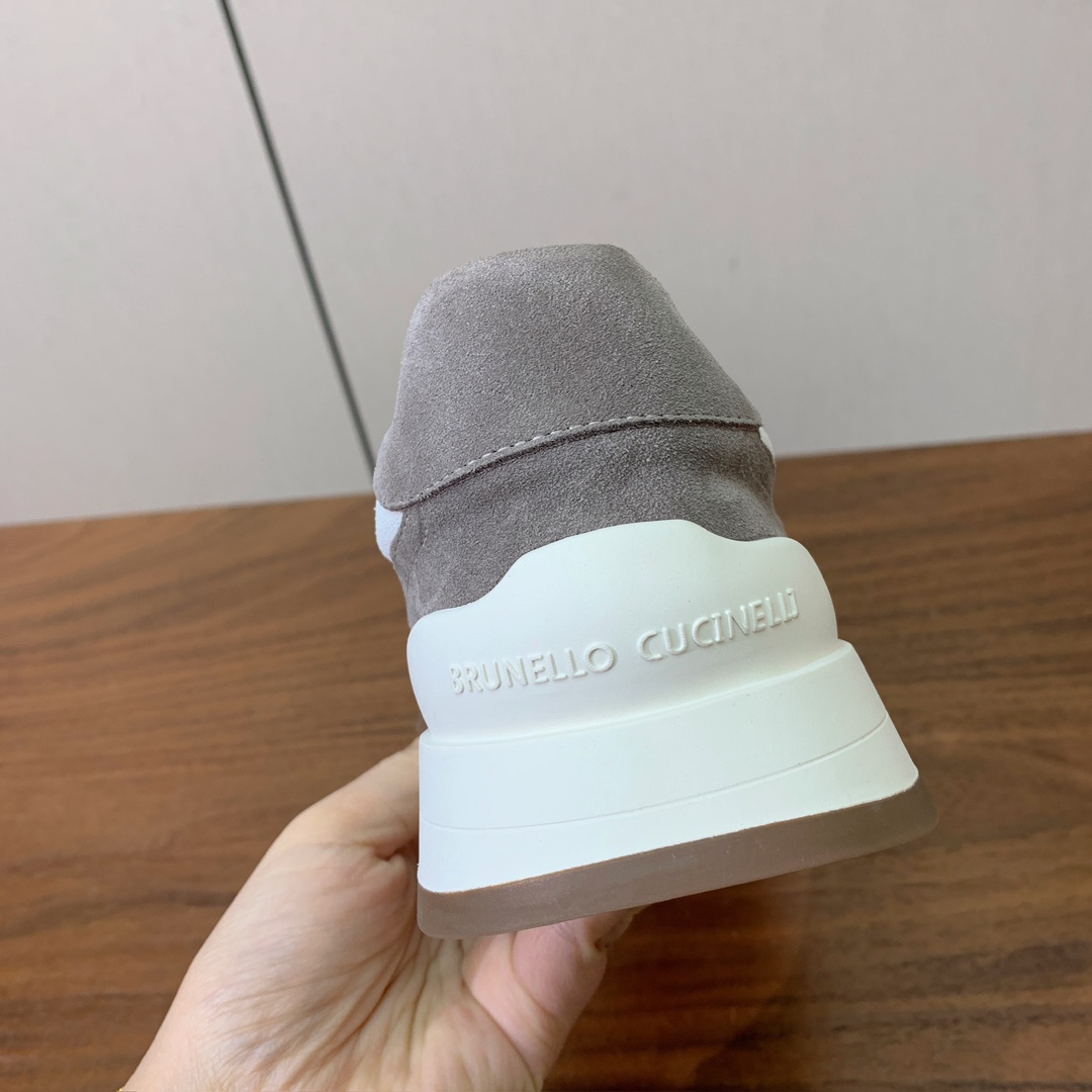 【Brunell* Cucinell*】休闲运动鞋。鞋面采用进口牛绒，牛皮。纯手工串联珠链配饰！内里垫脚