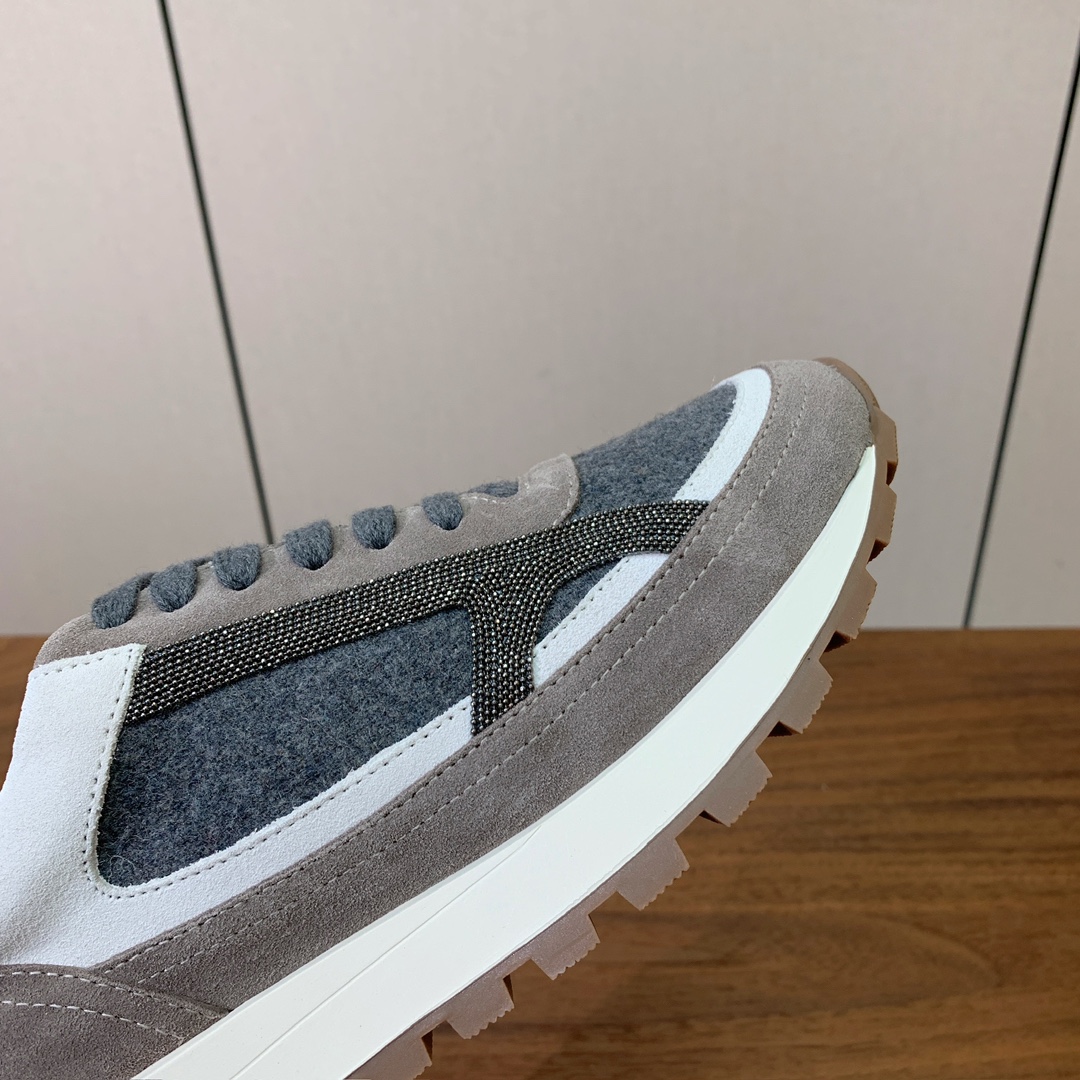 【Brunell* Cucinell*】休闲运动鞋。鞋面采用进口牛绒，牛皮。纯手工串联珠链配饰！内里垫脚