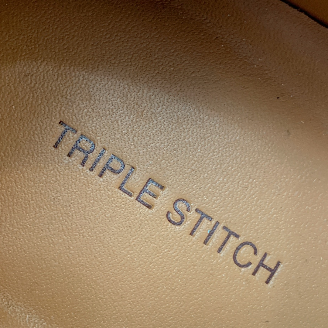 【Zegna】荔枝纹一脚蹬休闲鞋。饰有标志性三重交叉松紧细节，灵感源于三重手缝线迹造型，彰显了杰尼亚的悠