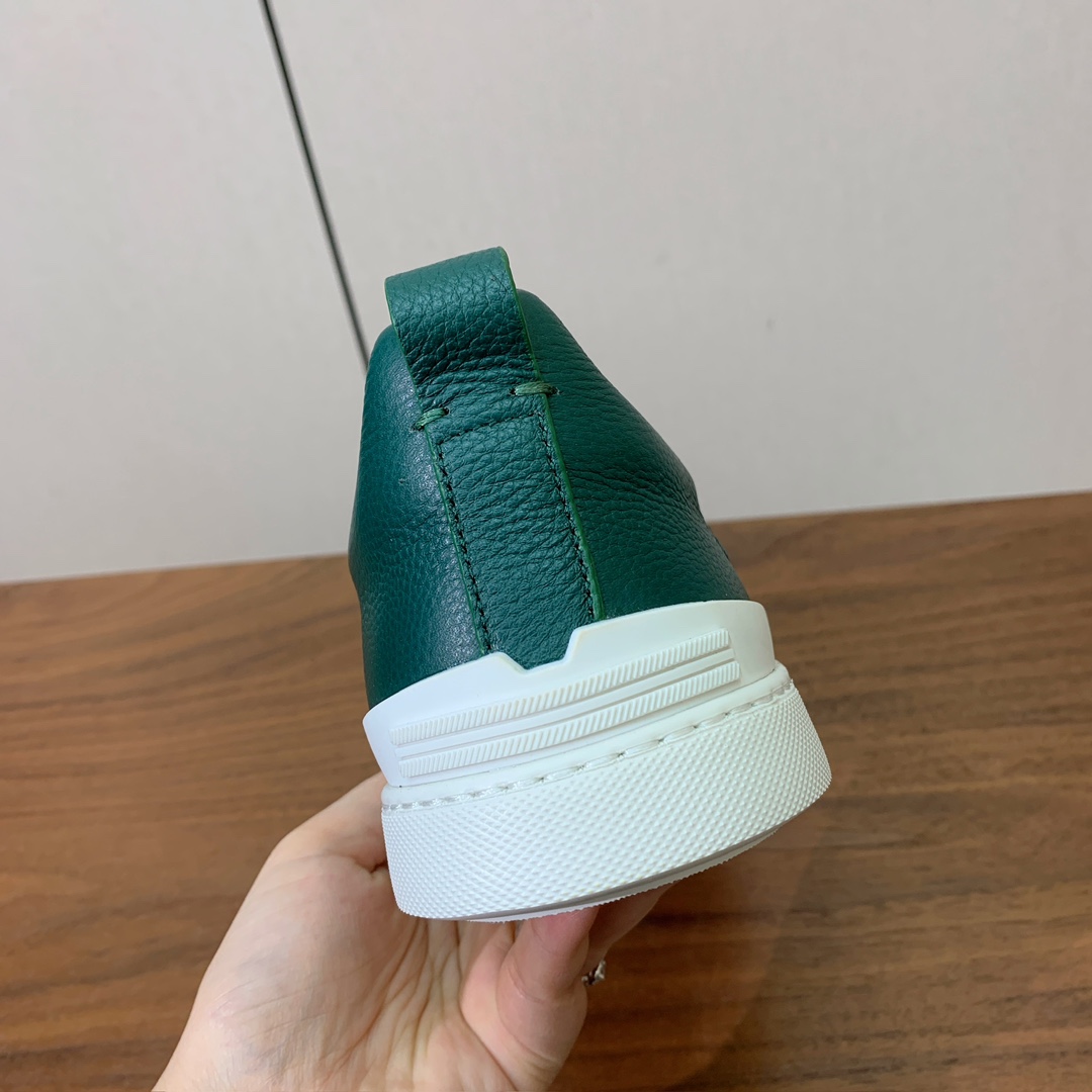 【Zegna】荔枝纹一脚蹬休闲鞋。饰有标志性三重交叉松紧细节，灵感源于三重手缝线迹造型，彰显了杰尼亚的悠