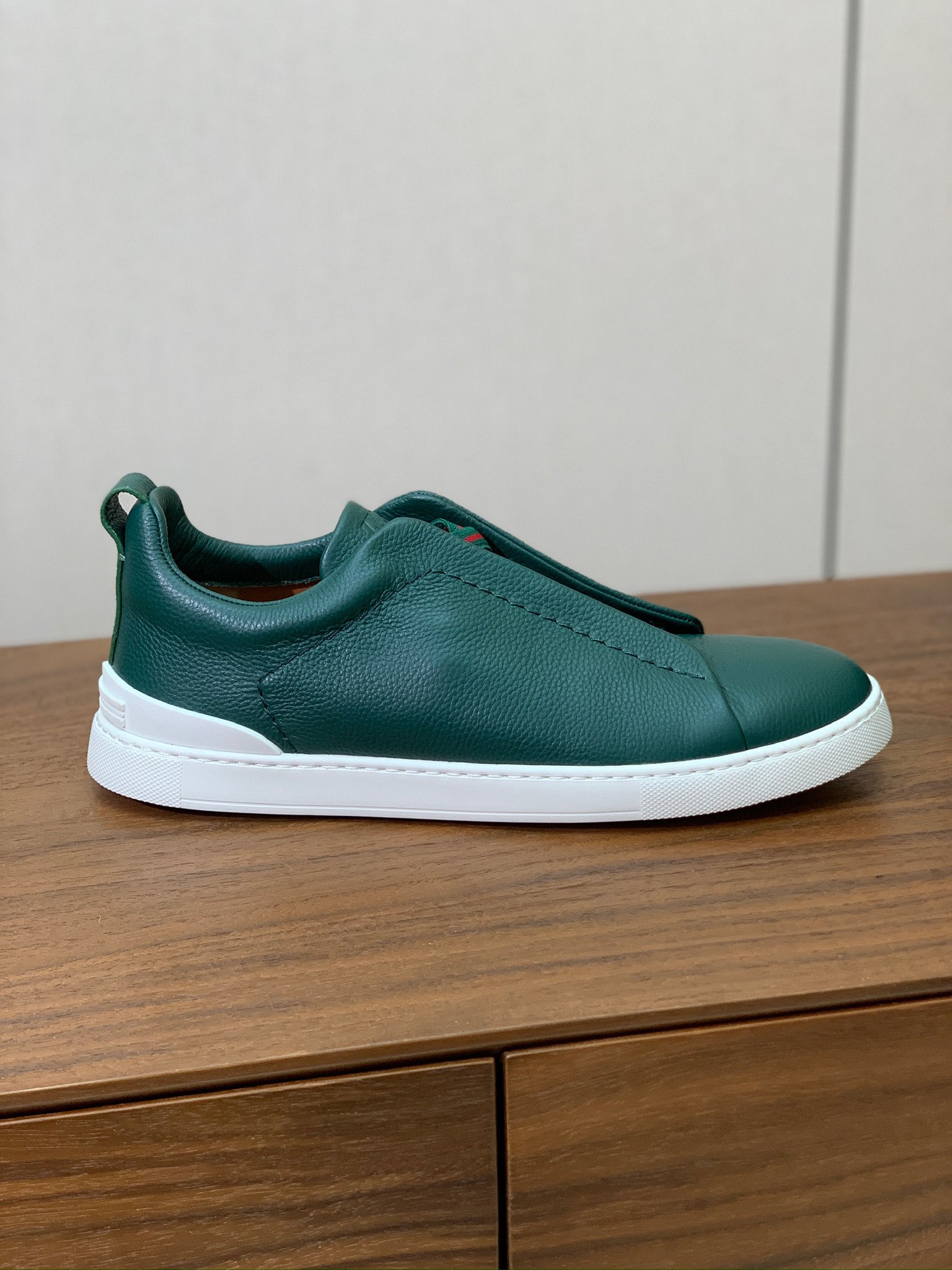 【Zegna】荔枝纹一脚蹬休闲鞋。饰有标志性三重交叉松紧细节，灵感源于三重手缝线迹造型，彰显了杰尼亚的悠