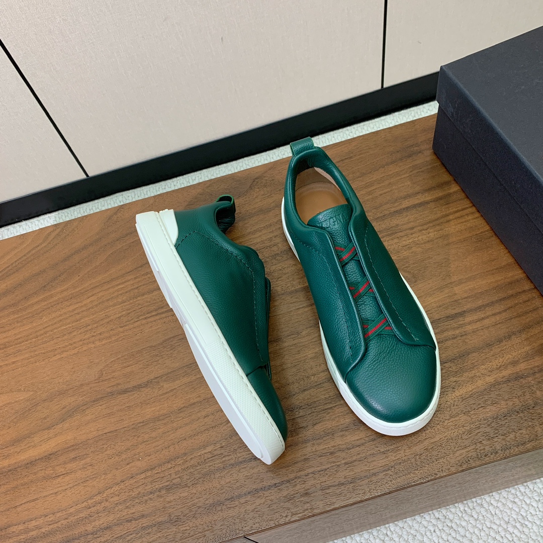 【Zegna】荔枝纹一脚蹬休闲鞋。饰有标志性三重交叉松紧细节，灵感源于三重手缝线迹造型，彰显了杰尼亚的悠