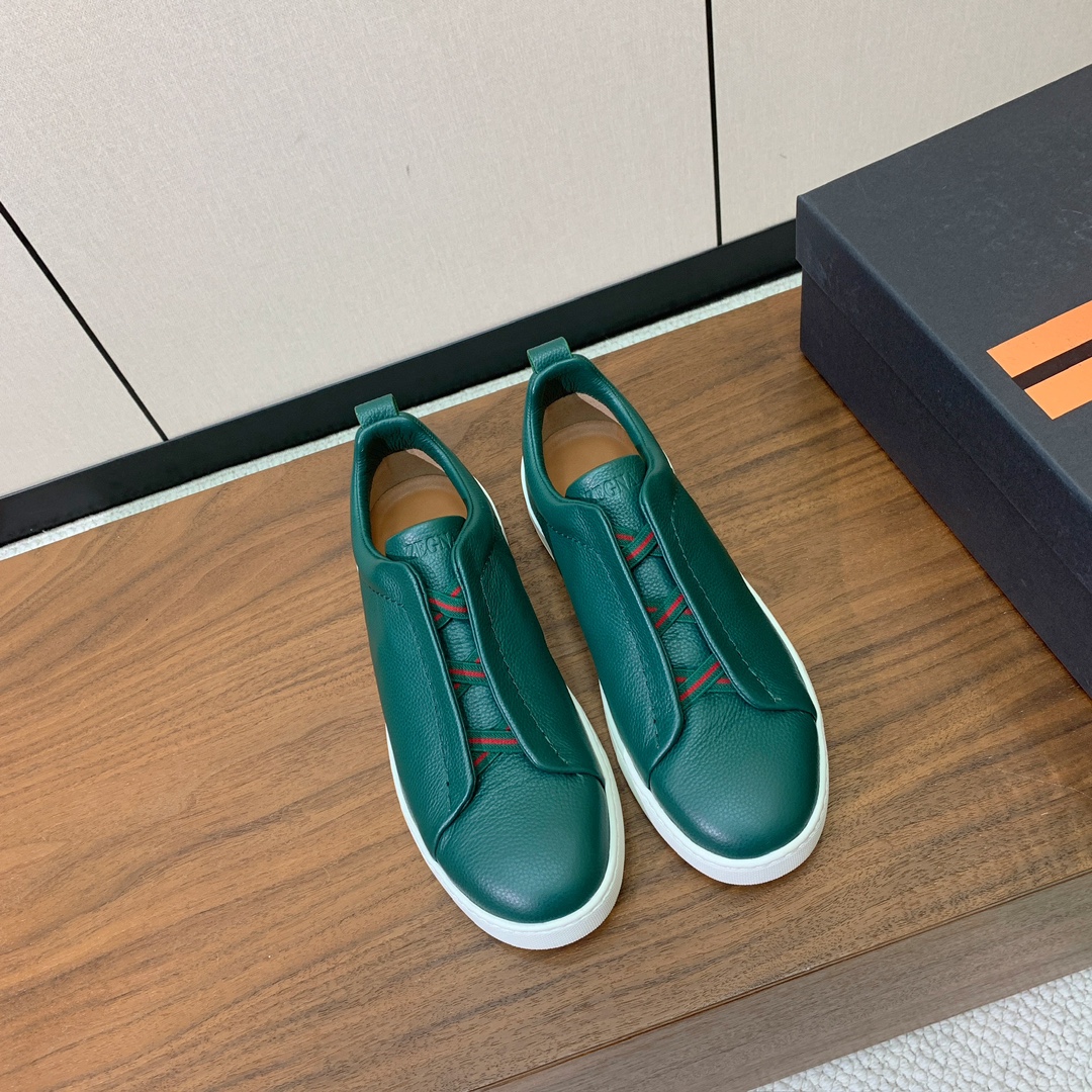 【Zegna】荔枝纹一脚蹬休闲鞋。饰有标志性三重交叉松紧细节，灵感源于三重手缝线迹造型，彰显了杰尼亚的悠