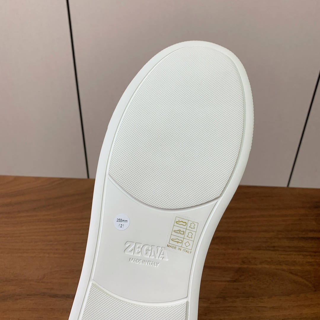 【Zegna】荔枝纹一脚蹬休闲鞋。饰有标志性三重交叉松紧细节，灵感源于三重手缝线迹造型，彰显了杰尼亚的悠