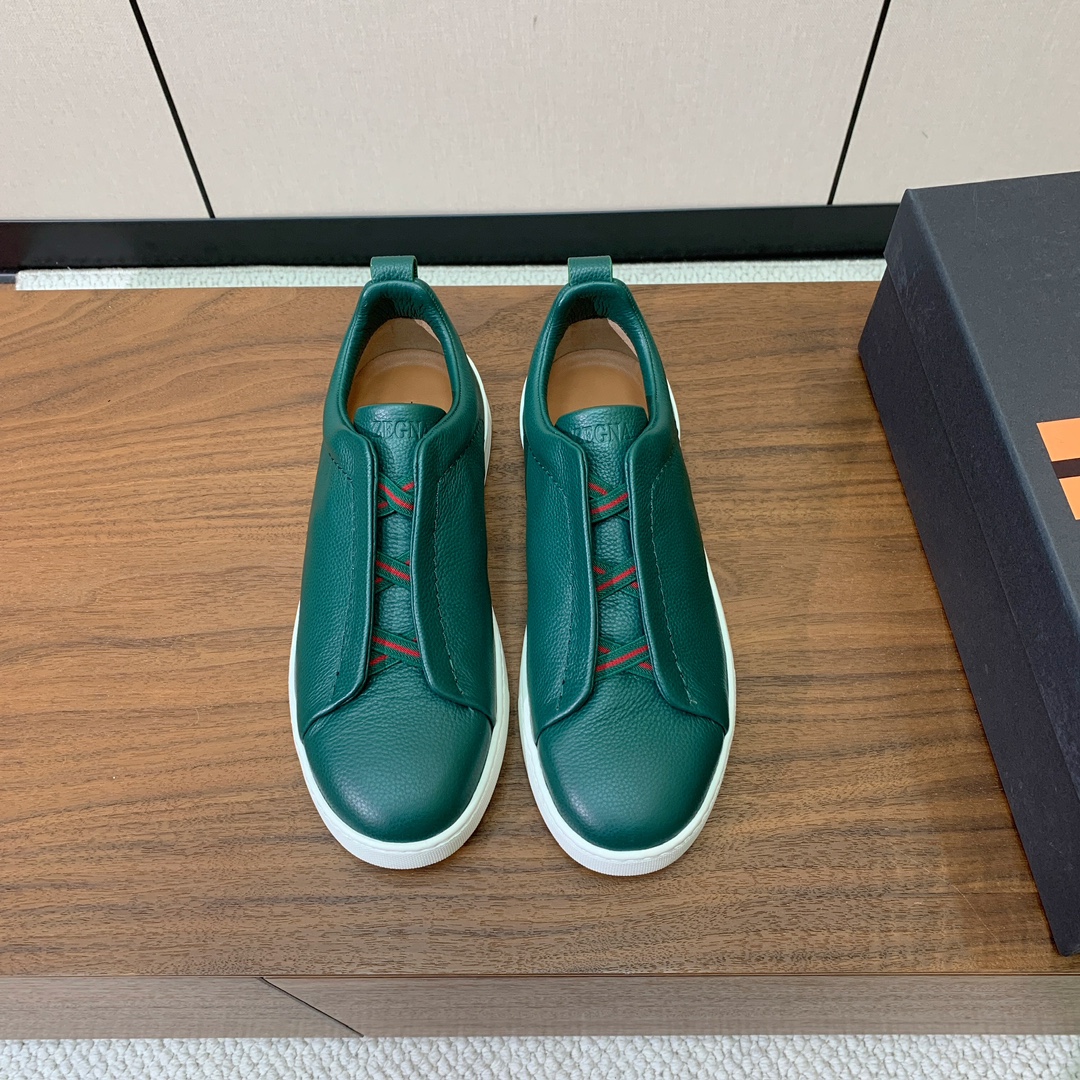 【Zegna】荔枝纹一脚蹬休闲鞋。饰有标志性三重交叉松紧细节，灵感源于三重手缝线迹造型，彰显了杰尼亚的悠