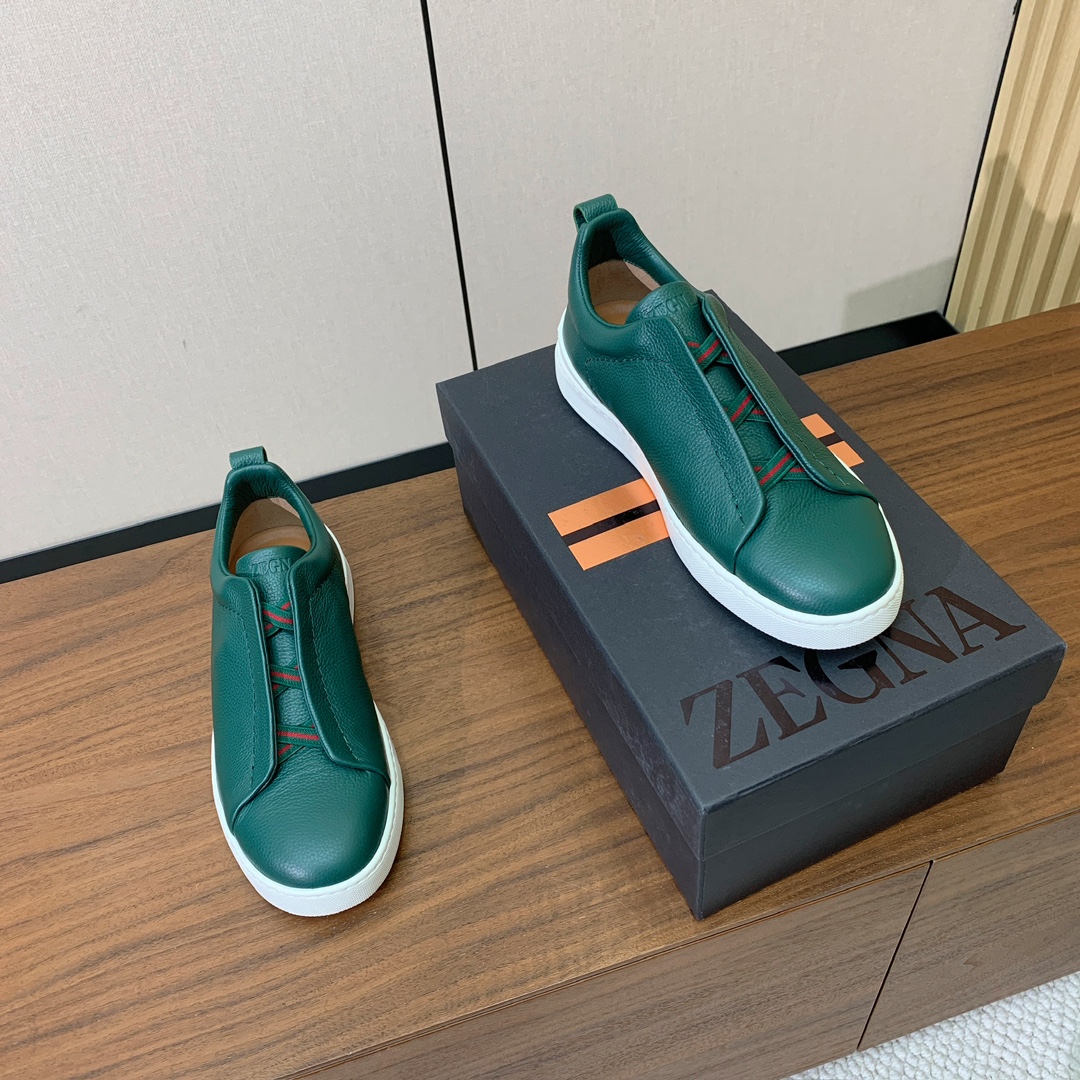 【Zegna】荔枝纹一脚蹬休闲鞋。饰有标志性三重交叉松紧细节，灵感源于三重手缝线迹造型，彰显了杰尼亚的悠