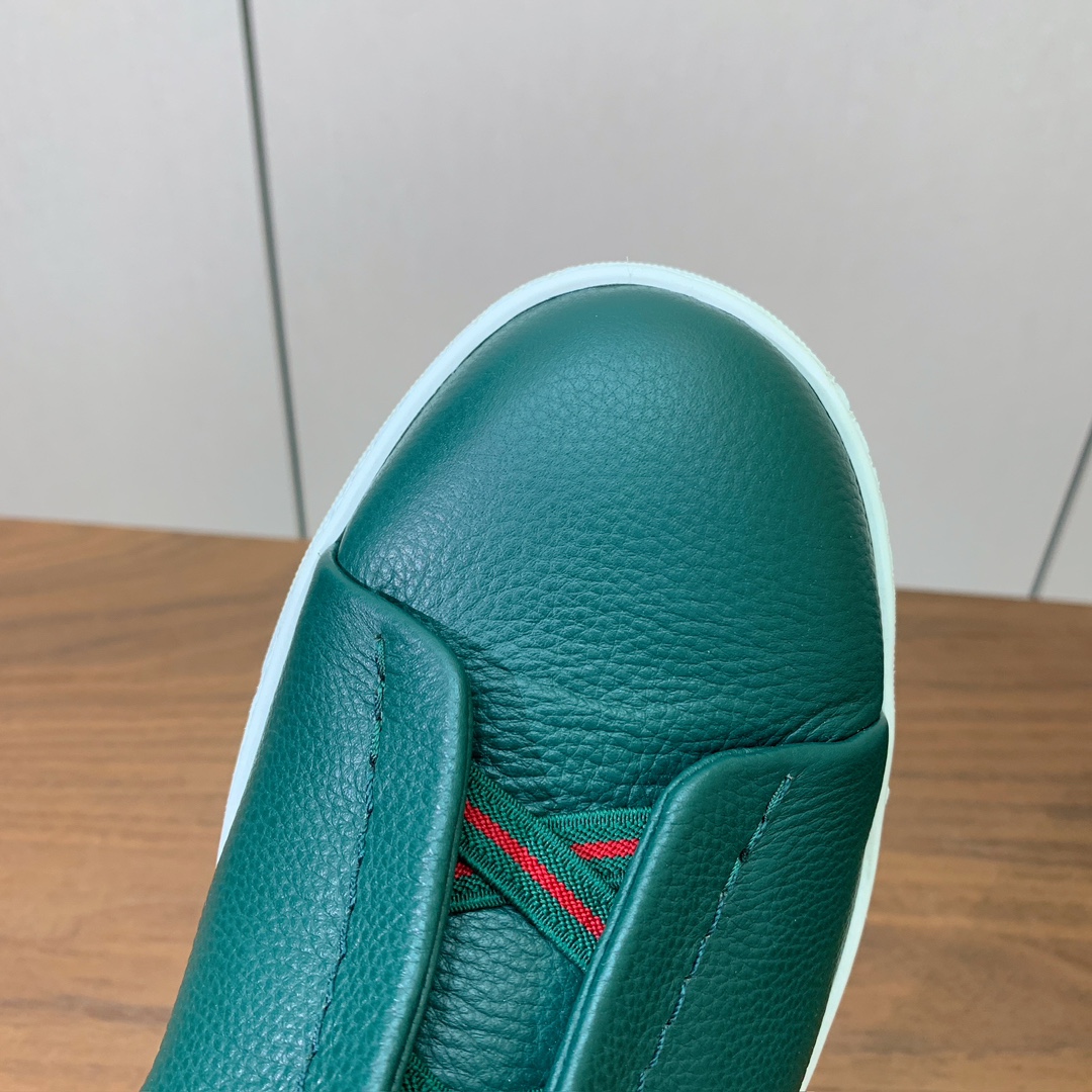 【Zegna】荔枝纹一脚蹬休闲鞋。饰有标志性三重交叉松紧细节，灵感源于三重手缝线迹造型，彰显了杰尼亚的悠