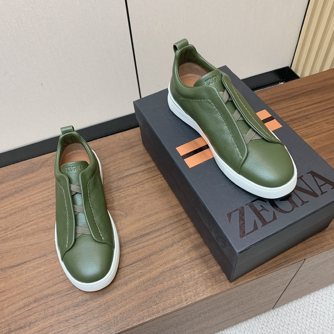 【Zegna】荔枝纹一脚蹬休闲鞋。饰有标志性三重交叉松紧细节，灵感源于三重手缝线迹造型，彰显了杰尼亚的悠