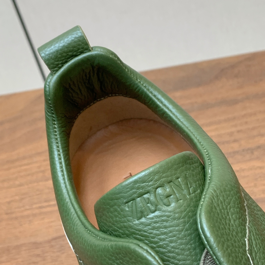 【Zegna】荔枝纹一脚蹬休闲鞋。饰有标志性三重交叉松紧细节，灵感源于三重手缝线迹造型，彰显了杰尼亚的悠