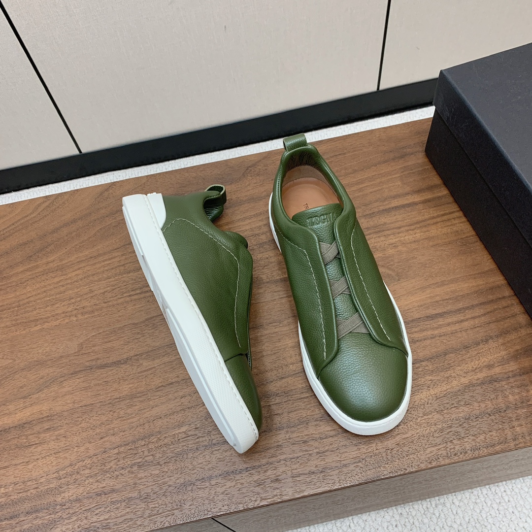 【Zegna】荔枝纹一脚蹬休闲鞋。饰有标志性三重交叉松紧细节，灵感源于三重手缝线迹造型，彰显了杰尼亚的悠