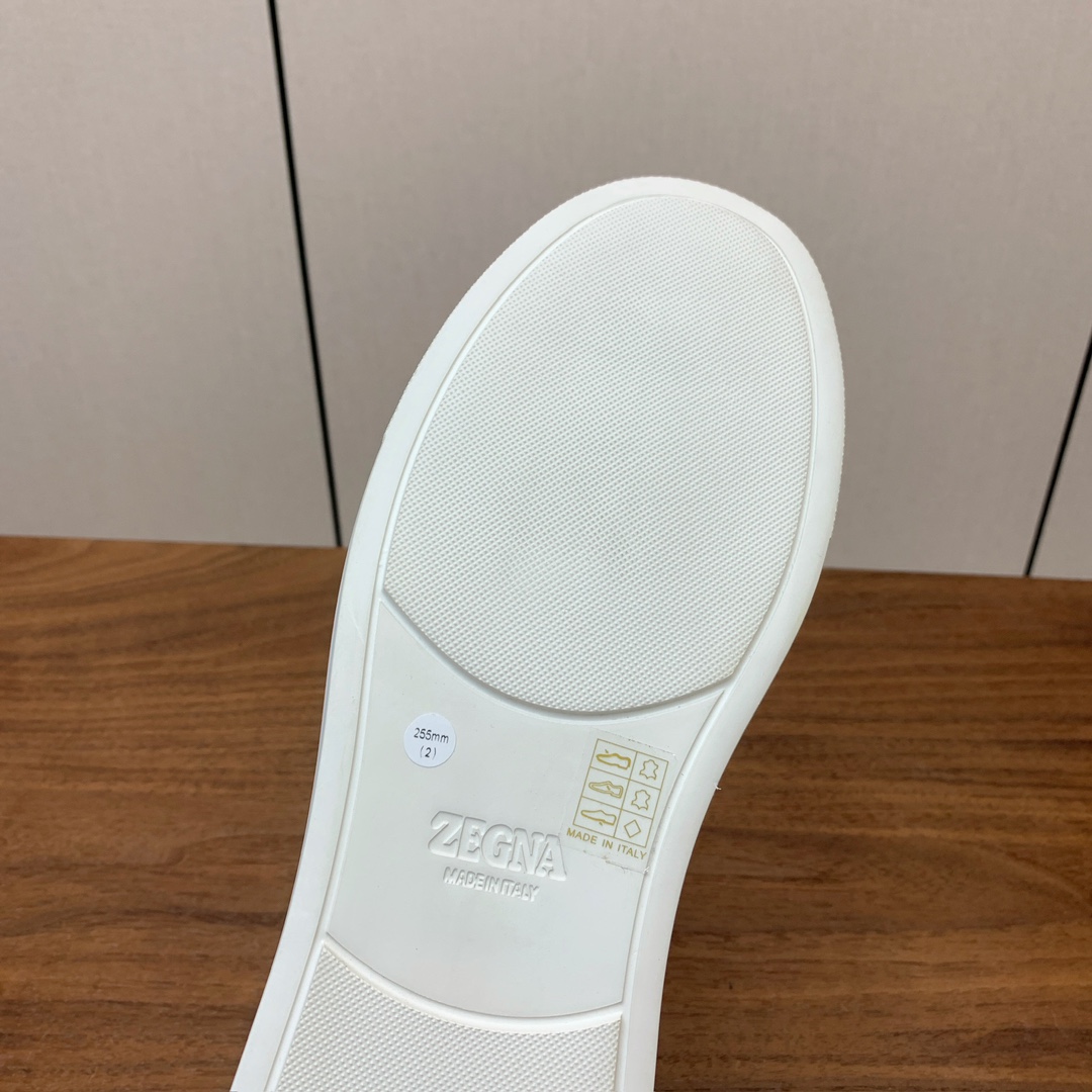 【Zegna】荔枝纹一脚蹬休闲鞋。饰有标志性三重交叉松紧细节，灵感源于三重手缝线迹造型，彰显了杰尼亚的悠