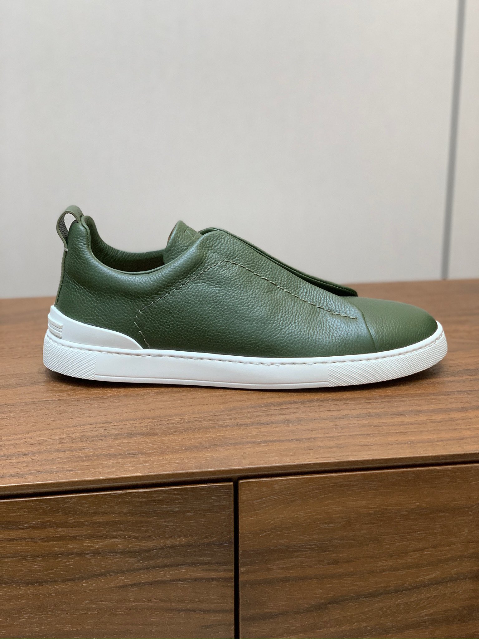 【Zegna】荔枝纹一脚蹬休闲鞋。饰有标志性三重交叉松紧细节，灵感源于三重手缝线迹造型，彰显了杰尼亚的悠