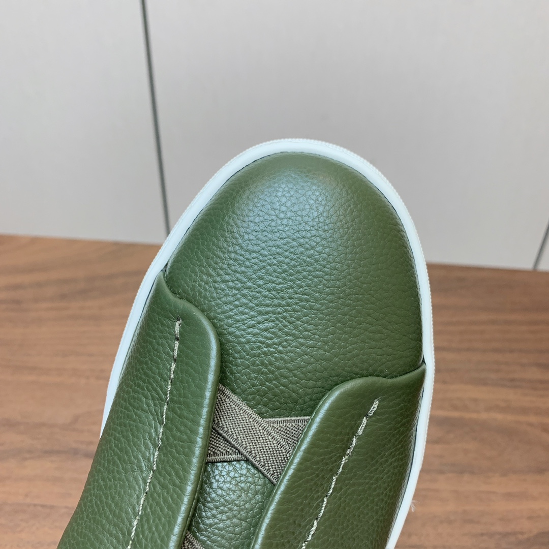 【Zegna】荔枝纹一脚蹬休闲鞋。饰有标志性三重交叉松紧细节，灵感源于三重手缝线迹造型，彰显了杰尼亚的悠