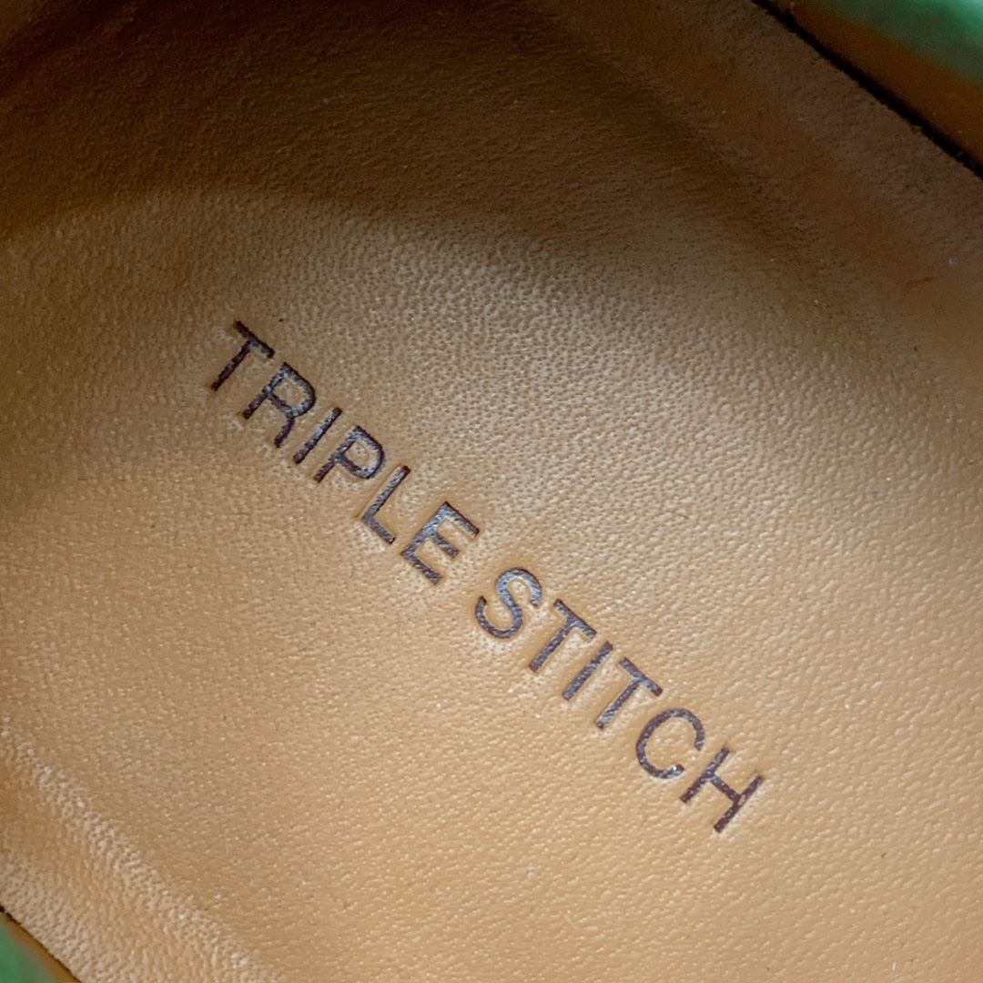 【Zegna】荔枝纹一脚蹬休闲鞋。饰有标志性三重交叉松紧细节，灵感源于三重手缝线迹造型，彰显了杰尼亚的悠