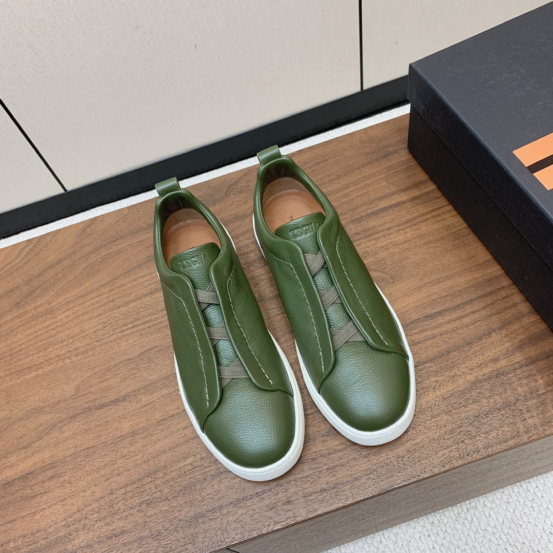 【Zegna】荔枝纹一脚蹬休闲鞋。饰有标志性三重交叉松紧细节，灵感源于三重手缝线迹造型，彰显了杰尼亚的悠