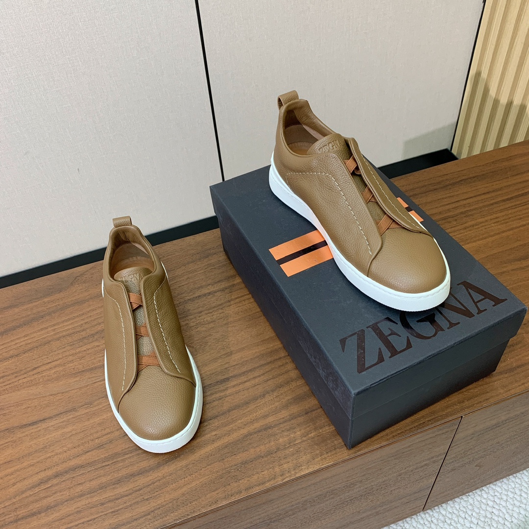 【Zegna】荔枝纹一脚蹬休闲鞋。饰有标志性三重交叉松紧细节，灵感源于三重手缝线迹造型，彰显了杰尼亚的悠