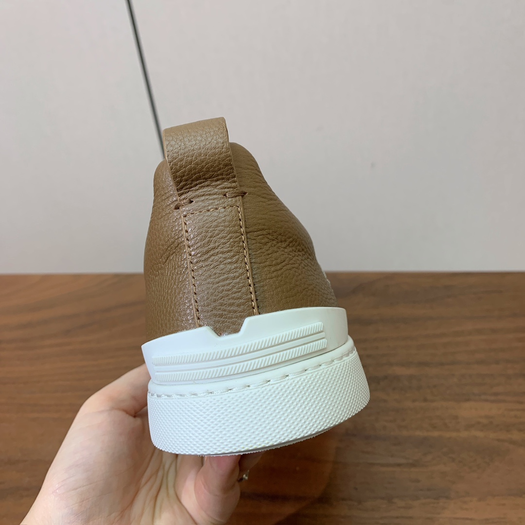 【Zegna】荔枝纹一脚蹬休闲鞋。饰有标志性三重交叉松紧细节，灵感源于三重手缝线迹造型，彰显了杰尼亚的悠