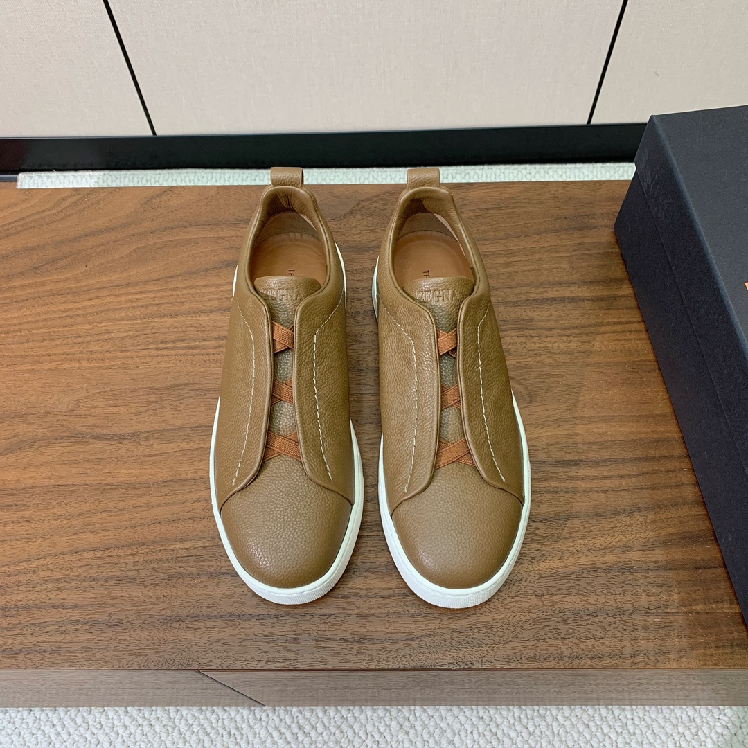 【Zegna】荔枝纹一脚蹬休闲鞋。饰有标志性三重交叉松紧细节，灵感源于三重手缝线迹造型，彰显了杰尼亚的悠