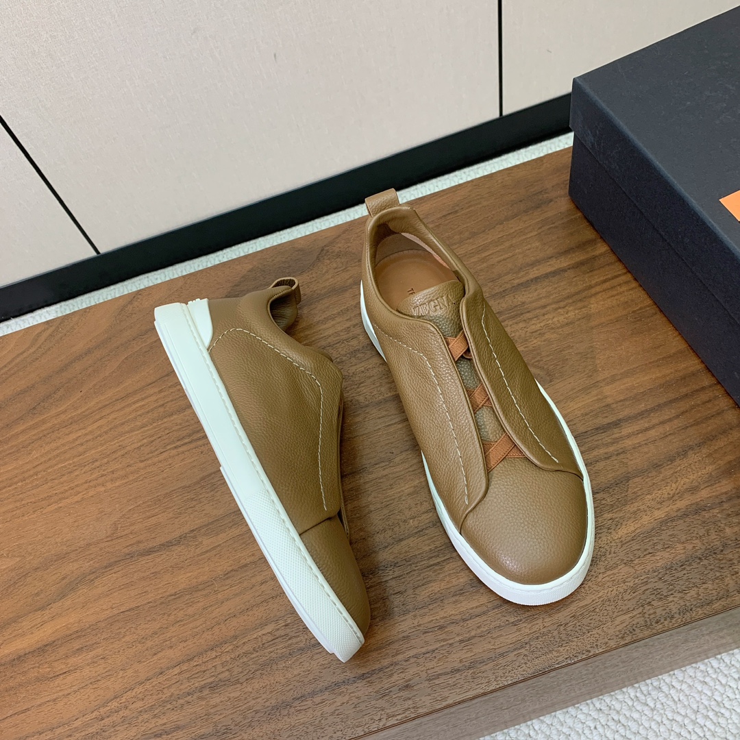 【Zegna】荔枝纹一脚蹬休闲鞋。饰有标志性三重交叉松紧细节，灵感源于三重手缝线迹造型，彰显了杰尼亚的悠