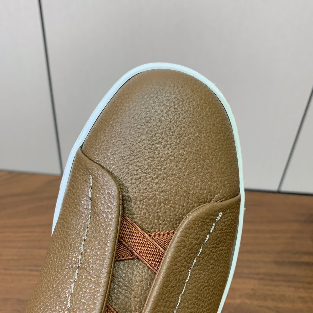 【Zegna】荔枝纹一脚蹬休闲鞋。饰有标志性三重交叉松紧细节，灵感源于三重手缝线迹造型，彰显了杰尼亚的悠