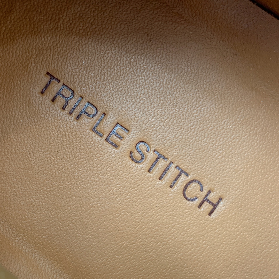 【Zegna】荔枝纹一脚蹬休闲鞋。饰有标志性三重交叉松紧细节，灵感源于三重手缝线迹造型，彰显了杰尼亚的悠