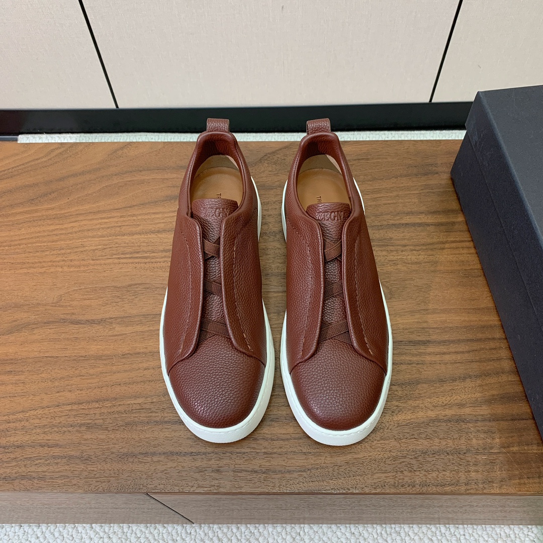 【Zegna】荔枝纹一脚蹬休闲鞋。饰有标志性三重交叉松紧细节，灵感源于三重手缝线迹造型，彰显了杰尼亚的悠