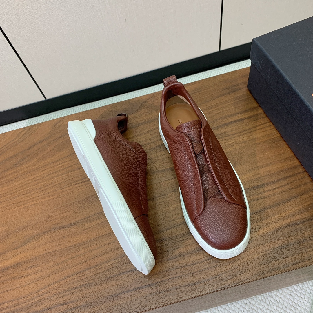 【Zegna】荔枝纹一脚蹬休闲鞋。饰有标志性三重交叉松紧细节，灵感源于三重手缝线迹造型，彰显了杰尼亚的悠