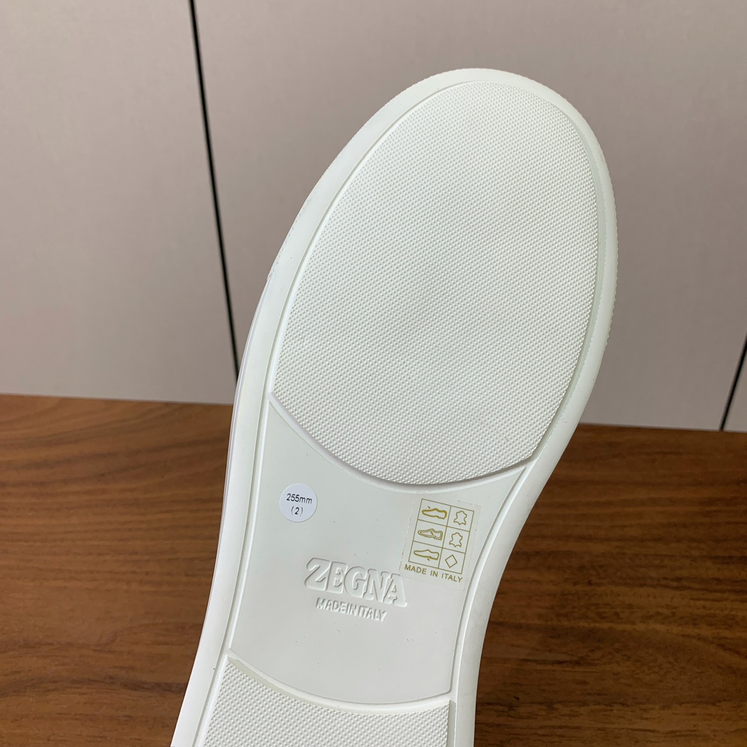 【Zegna】荔枝纹一脚蹬休闲鞋。饰有标志性三重交叉松紧细节，灵感源于三重手缝线迹造型，彰显了杰尼亚的悠