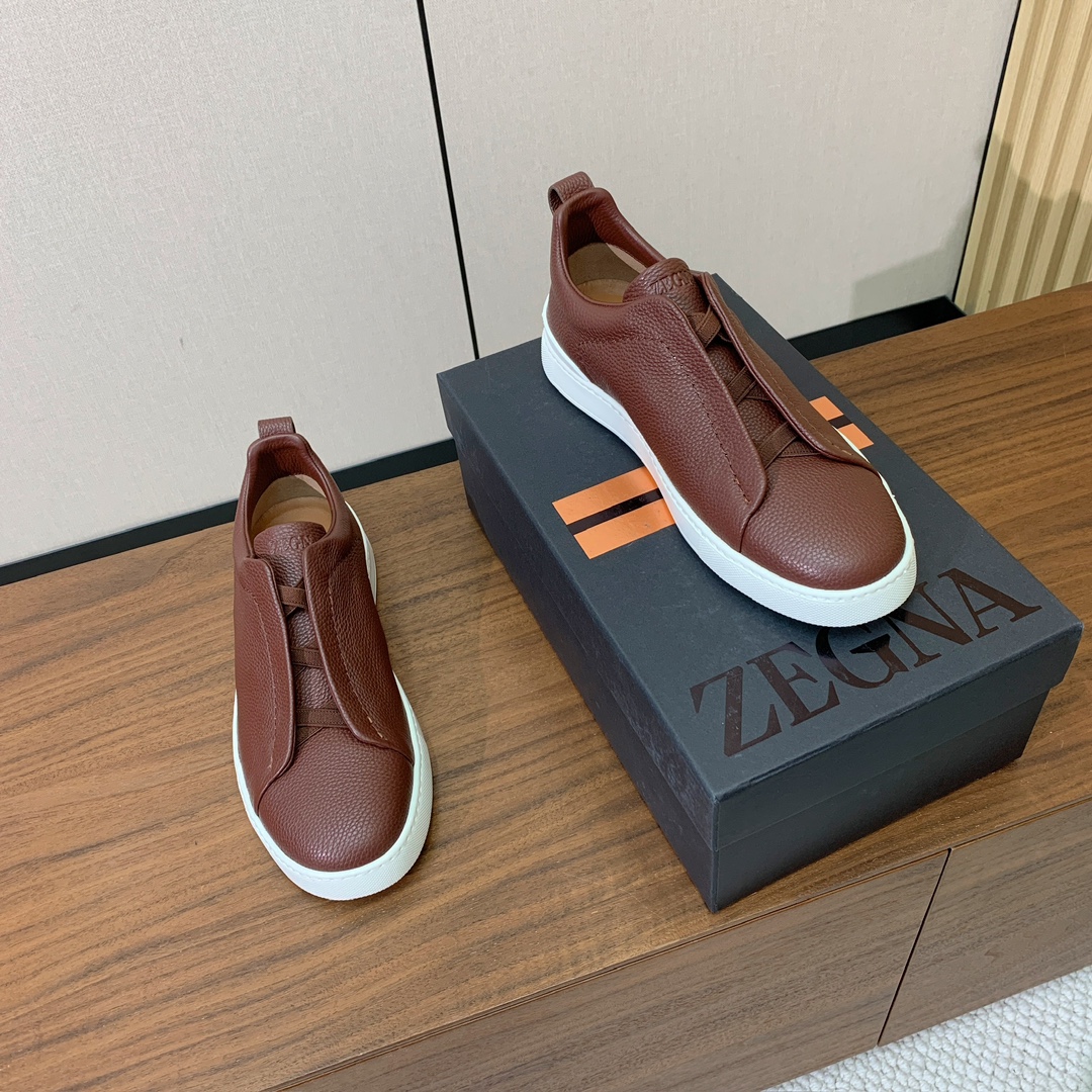 【Zegna】荔枝纹一脚蹬休闲鞋。饰有标志性三重交叉松紧细节，灵感源于三重手缝线迹造型，彰显了杰尼亚的悠