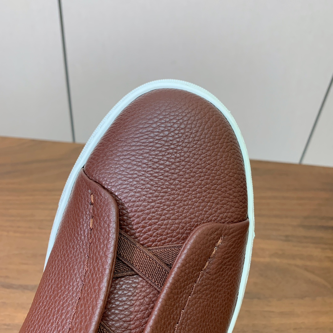 【Zegna】荔枝纹一脚蹬休闲鞋。饰有标志性三重交叉松紧细节，灵感源于三重手缝线迹造型，彰显了杰尼亚的悠