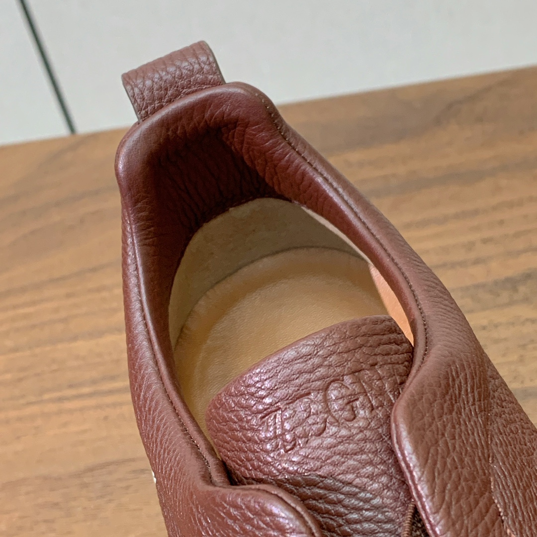 【Zegna】荔枝纹一脚蹬休闲鞋。饰有标志性三重交叉松紧细节，灵感源于三重手缝线迹造型，彰显了杰尼亚的悠