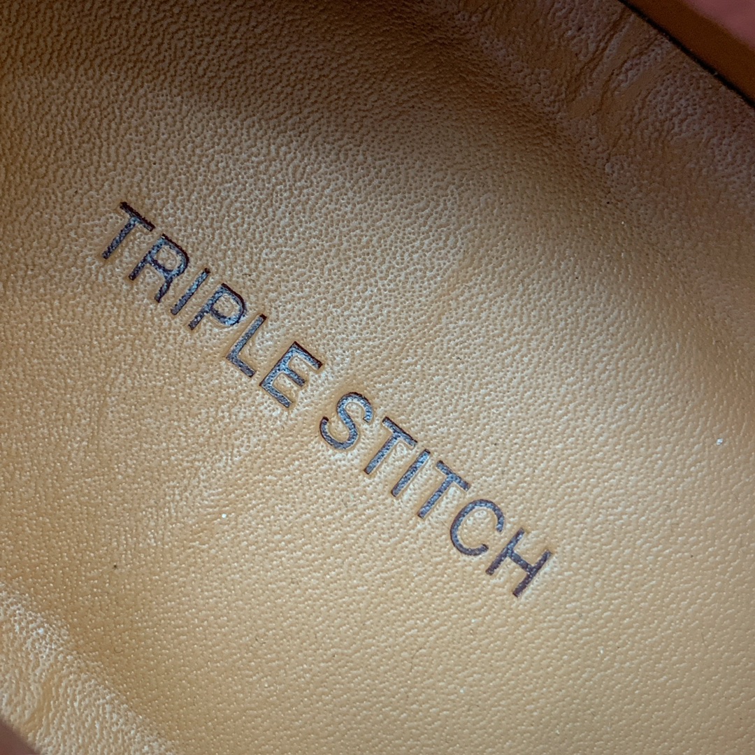 【Zegna】荔枝纹一脚蹬休闲鞋。饰有标志性三重交叉松紧细节，灵感源于三重手缝线迹造型，彰显了杰尼亚的悠