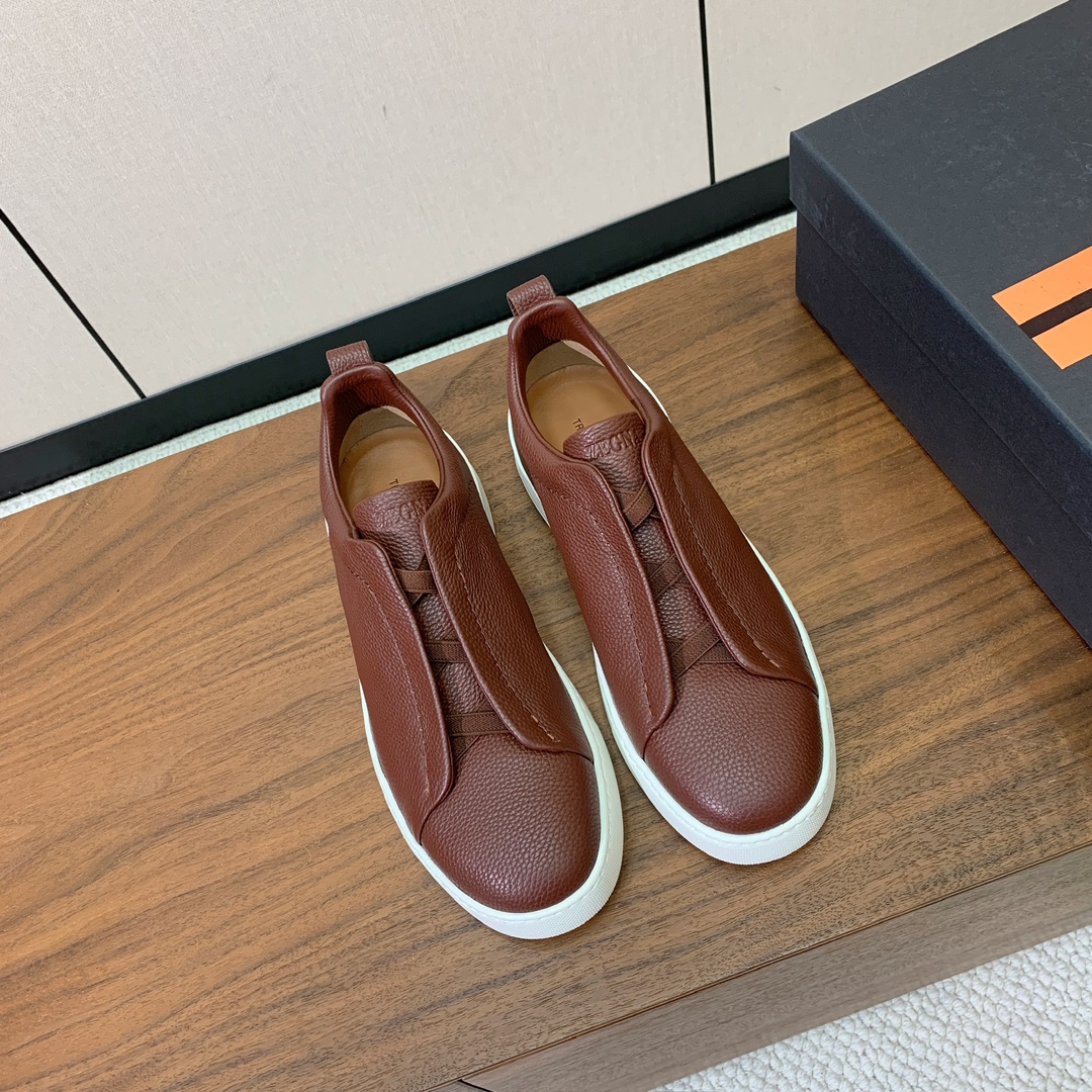 【Zegna】荔枝纹一脚蹬休闲鞋。饰有标志性三重交叉松紧细节，灵感源于三重手缝线迹造型，彰显了杰尼亚的悠