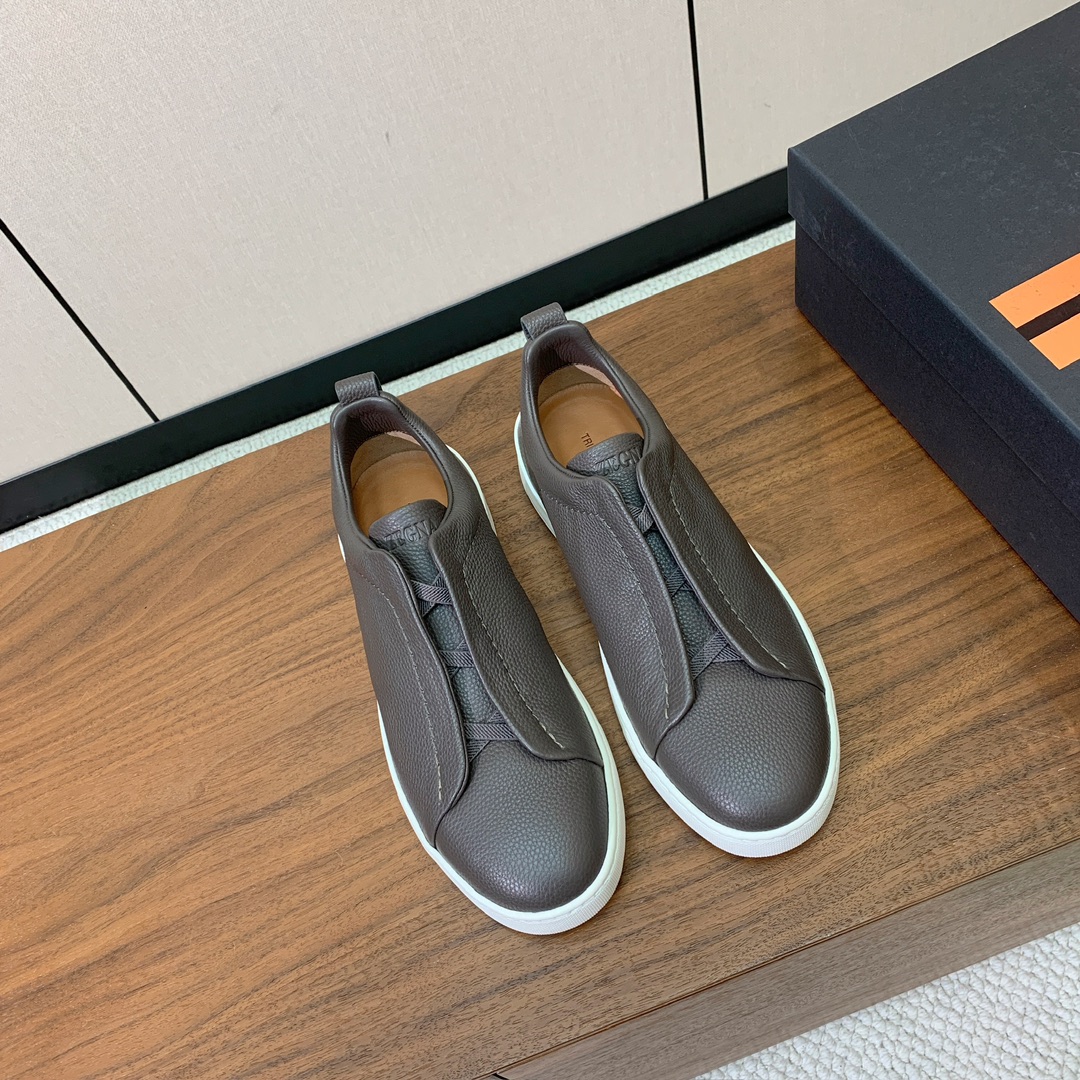 【Zegna】荔枝纹一脚蹬休闲鞋。饰有标志性三重交叉松紧细节，灵感源于三重手缝线迹造型，彰显了杰尼亚的悠