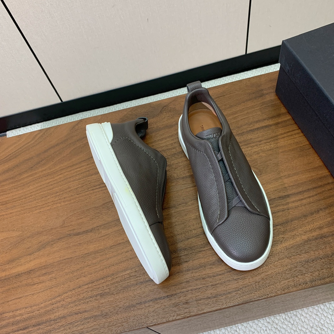 【Zegna】荔枝纹一脚蹬休闲鞋。饰有标志性三重交叉松紧细节，灵感源于三重手缝线迹造型，彰显了杰尼亚的悠