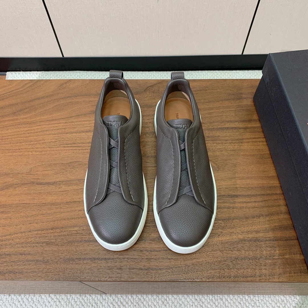 【Zegna】荔枝纹一脚蹬休闲鞋。饰有标志性三重交叉松紧细节，灵感源于三重手缝线迹造型，彰显了杰尼亚的悠