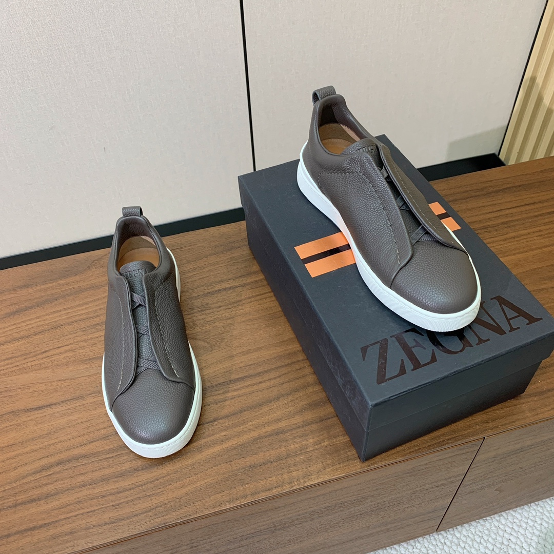 【Zegna】荔枝纹一脚蹬休闲鞋。饰有标志性三重交叉松紧细节，灵感源于三重手缝线迹造型，彰显了杰尼亚的悠