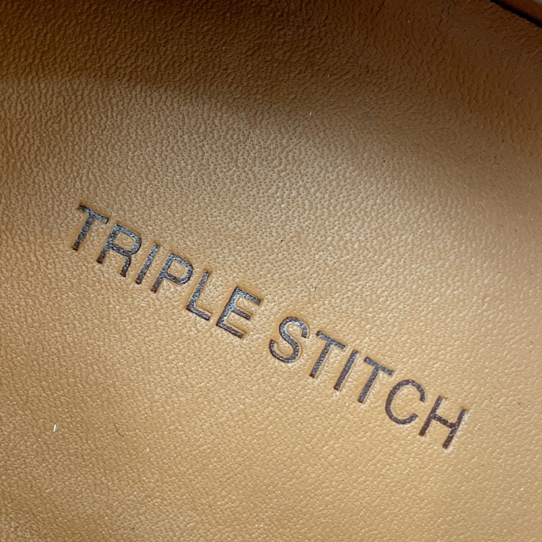 【Zegna】荔枝纹一脚蹬休闲鞋。饰有标志性三重交叉松紧细节，灵感源于三重手缝线迹造型，彰显了杰尼亚的悠