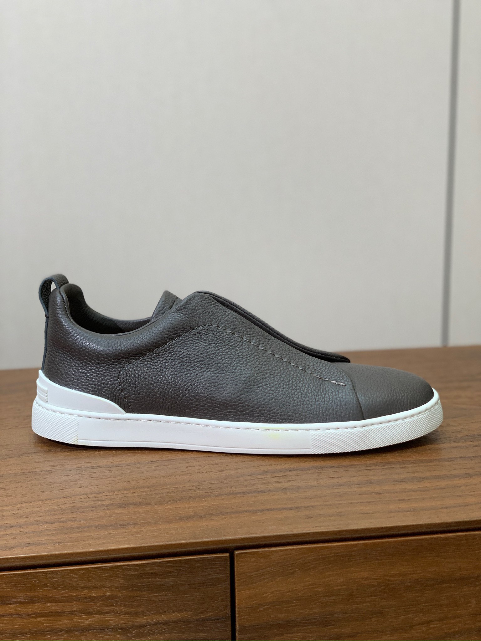 【Zegna】荔枝纹一脚蹬休闲鞋。饰有标志性三重交叉松紧细节，灵感源于三重手缝线迹造型，彰显了杰尼亚的悠