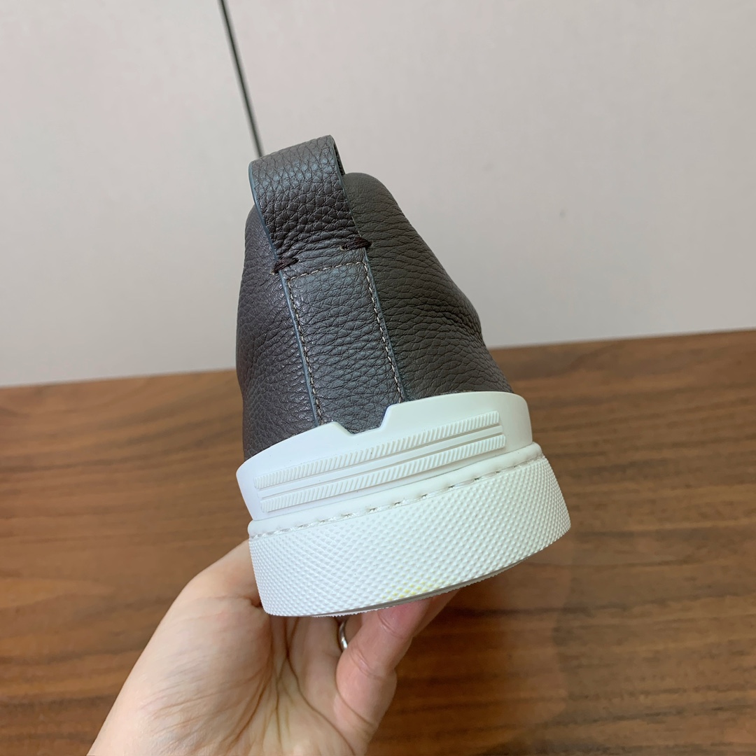 【Zegna】荔枝纹一脚蹬休闲鞋。饰有标志性三重交叉松紧细节，灵感源于三重手缝线迹造型，彰显了杰尼亚的悠