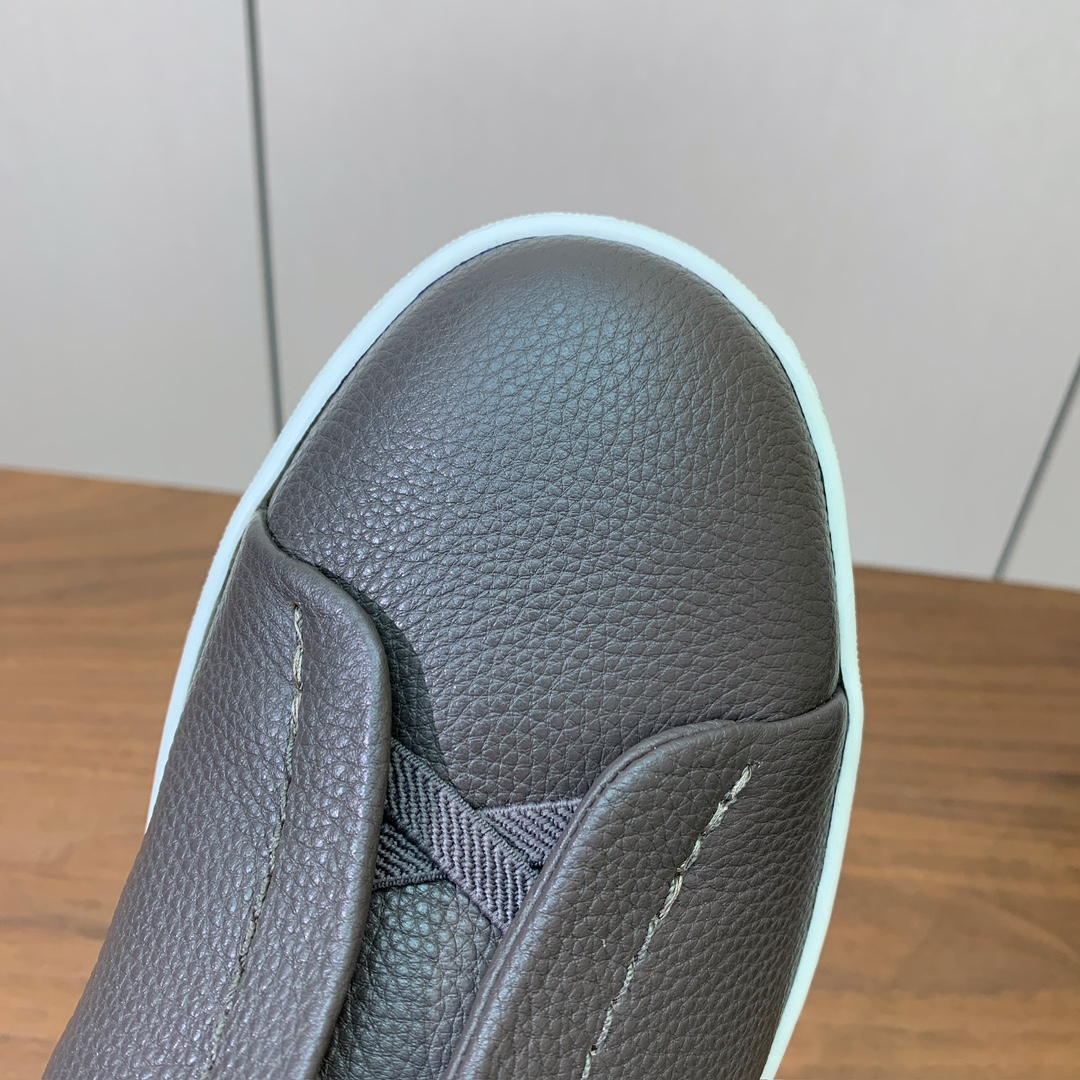 【Zegna】荔枝纹一脚蹬休闲鞋。饰有标志性三重交叉松紧细节，灵感源于三重手缝线迹造型，彰显了杰尼亚的悠