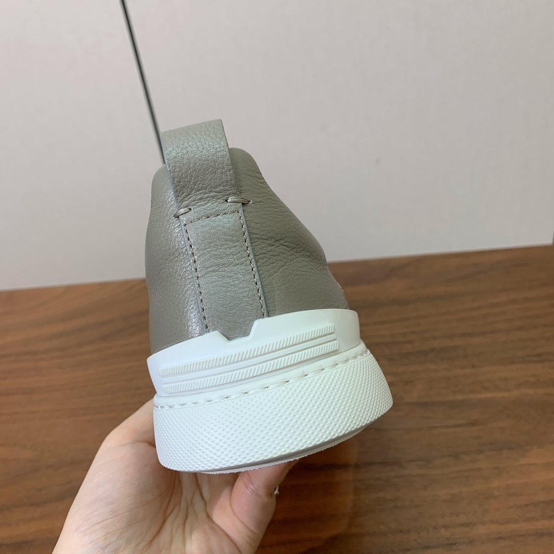 【Zegna】荔枝纹一脚蹬休闲鞋。饰有标志性三重交叉松紧细节，灵感源于三重手缝线迹造型，彰显了杰尼亚的悠